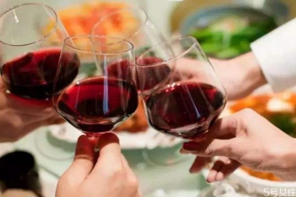 紅酒的酒精度數(shù)高嗎 喝紅酒要注意什么呢 紅酒的酒精度數(shù)高嗎 喝紅酒要注意什么呢