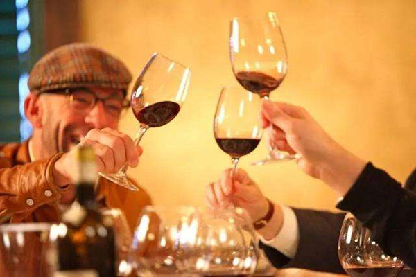 喝酒吐的眼周充血怎么回事 喝酒吐了好還是不好 喝酒吐的眼周充血怎么回事 喝酒吐了好還是不好