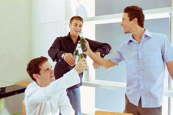 喝酒吐的眼周充血怎么回事 喝酒吐了好還是不好 喝酒吐的眼周充血怎么回事 喝酒吐了好還是不好