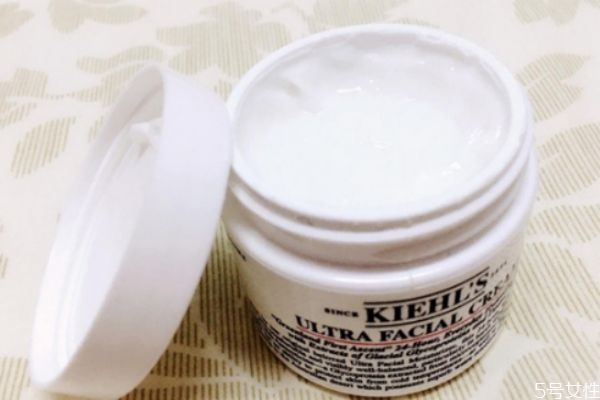 冬天護(hù)膚為什么使用面霜 冬天抹霜還用抹乳液嗎 冬天護(hù)膚為什么使用面霜 冬天抹霜還用抹乳液嗎