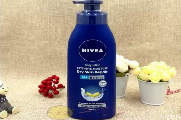 酒店潤(rùn)膚露可以擦臉嗎 潤(rùn)膚露的最佳用量 酒店潤(rùn)膚露可以擦臉嗎 潤(rùn)膚露的最佳用量