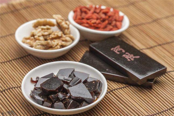 女人什么年齡吃阿膠好 年輕女生可以吃阿膠嗎 女人什么年齡吃阿膠好 年輕女生可以吃阿膠嗎