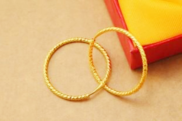 扣的耳圈怎么戴 小臉適合戴大耳圈嗎 扣的耳圈怎么戴 小臉適合戴大耳圈嗎