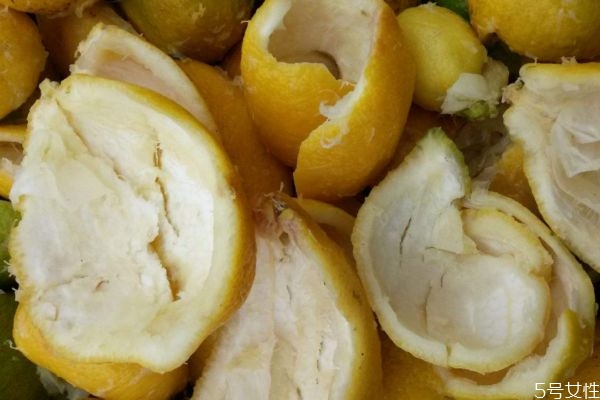 檸檬皮有什么作用 檸檬皮可以吃嗎 檸檬皮有什么作用 檸檬皮可以吃嗎