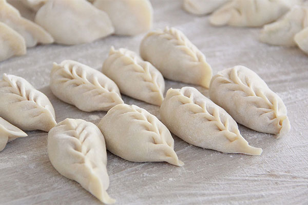 包好的餃子怎樣不會粘在一起 餃子怎么保存好 包好的餃子怎樣不會粘在一起 餃子怎么保存好