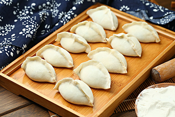 包好的餃子怎樣不會粘在一起 餃子怎么保存好 包好的餃子怎樣不會粘在一起 餃子怎么保存好