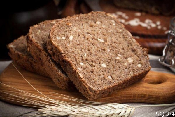 全麥粉的熱量高嗎 全麥粉和小麥粉的區(qū)別是什么 全麥粉的熱量高嗎 全麥粉和小麥粉的區(qū)別是什么