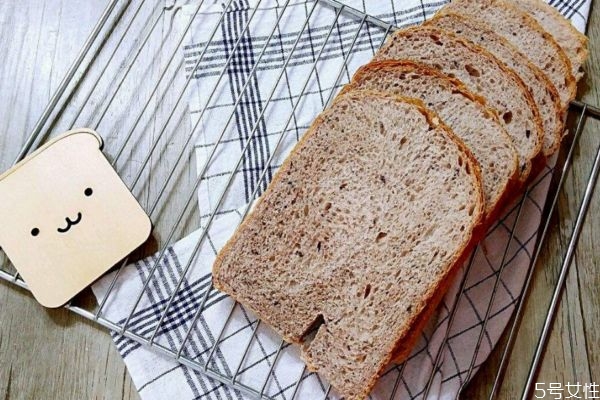 全麥粉的熱量高嗎 全麥粉和小麥粉的區(qū)別是什么 全麥粉的熱量高嗎 全麥粉和小麥粉的區(qū)別是什么