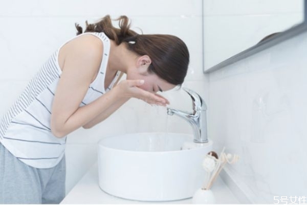 用純牛奶洗臉能美白嗎 用牛奶洗臉的好處 用純牛奶洗臉能美白嗎 用牛奶洗臉的好處