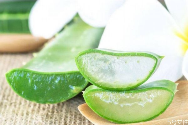 蘆薈膠可以涂著睡覺嗎 涂了蘆薈膠要洗掉嗎 蘆薈膠可以涂著睡覺嗎 涂了蘆薈膠要洗掉嗎