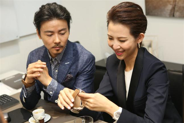 熱戀時該干涉另一半的社交圈嗎 干涉另一半的社交圈好嗎 熱戀時該干涉另一半的社交圈嗎 干涉另一半的社交圈好嗎