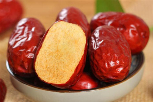 狗頭棗與紅棗的區(qū)別 狗頭棗和和田棗哪個(gè)好 狗頭棗與紅棗的區(qū)別 狗頭棗和和田棗哪個(gè)好