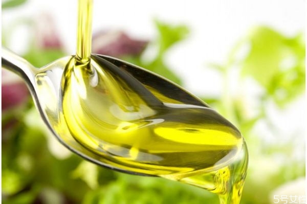 食用橄欖油可以擦臉嗎 食用橄欖油可以護(hù)膚嗎 食用橄欖油可以擦臉嗎 食用橄欖油可以護(hù)膚嗎