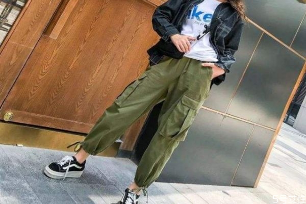 女生工裝褲要怎么搭配 女生工裝褲搭配什么上衣 女生工裝褲要怎么搭配 女生工裝褲搭配什么上衣