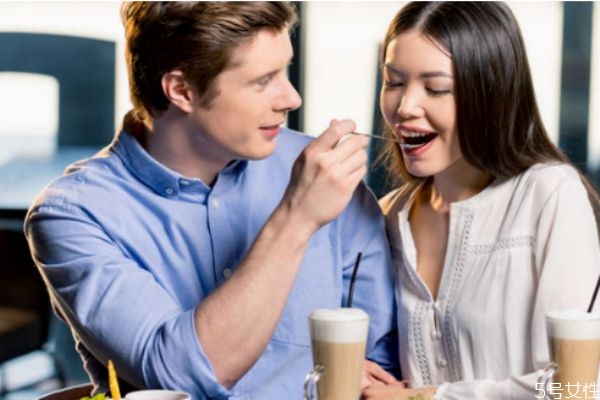 女生給男生花錢是傻么 談戀愛女生到底要不要為男生花錢 女生給男生花錢是傻么 談戀愛女生到底要不要為男生花錢