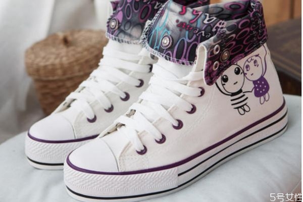 高幫板鞋怎么穿 女生高幫板鞋怎么搭配 高幫板鞋怎么穿 女生高幫板鞋怎么搭配