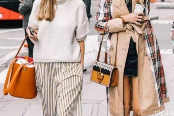 棕色包包搭配什么顏色衣服好看 棕色包包搭配方法 棕色包包搭配什么顏色衣服好看 棕色包包搭配方法