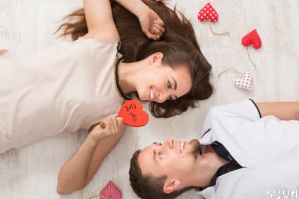 女生給男生花錢是傻么 談戀愛女生到底要不要為男生花錢 女生給男生花錢是傻么 談戀愛女生到底要不要為男生花錢