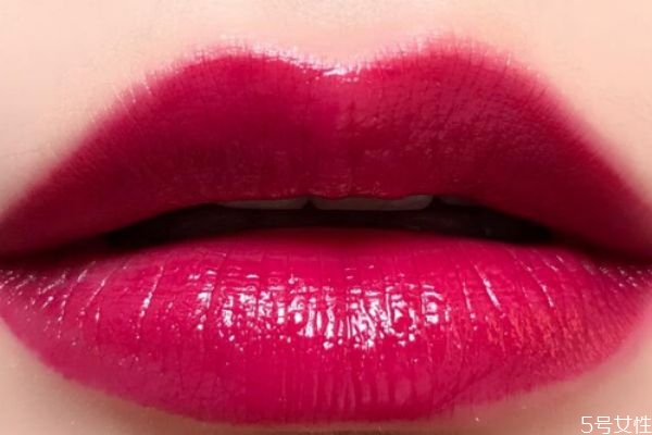 口紅為什么會卡唇紋 怎么涂口紅不卡唇紋 口紅為什么會卡唇紋 怎么涂口紅不卡唇紋