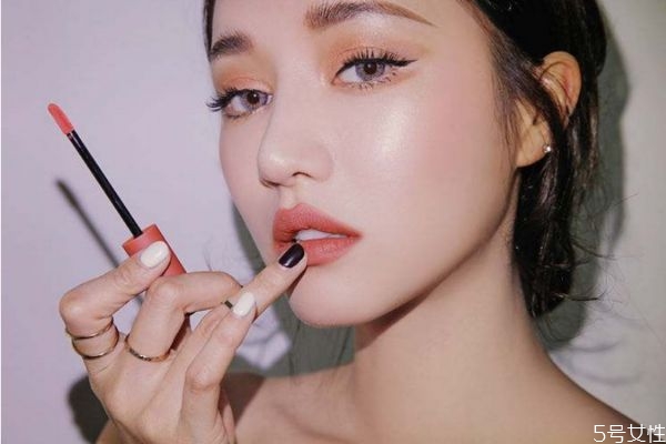 新手適合口紅還是唇釉 初學(xué)者唇釉和口紅哪個好 新手適合口紅還是唇釉 初學(xué)者唇釉和口紅哪個好
