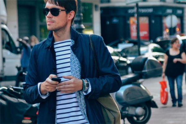 男生穿藍色衣服好看嗎 男生藍色衣服搭配圖片 男生穿藍色衣服好看嗎 男生藍色衣服搭配圖片