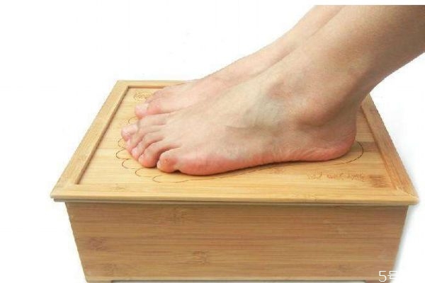 女性艾灸腳底的好處 女性艾灸腳底的時間 女性艾灸腳底的好處 女性艾灸腳底的時間