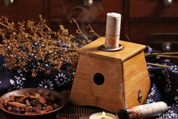 女性艾灸腳底的好處 女性艾灸腳底的時間 女性艾灸腳底的好處 女性艾灸腳底的時間