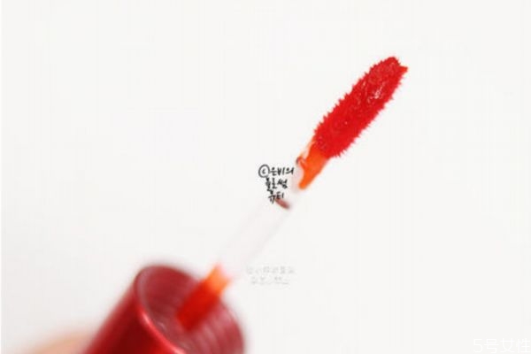 新手適合口紅還是唇釉 初學(xué)者唇釉和口紅哪個好 新手適合口紅還是唇釉 初學(xué)者唇釉和口紅哪個好