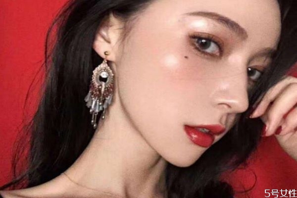 45歲選什么顏色口紅 適合素顏媽媽的口紅 45歲選什么顏色口紅 適合素顏媽媽的口紅