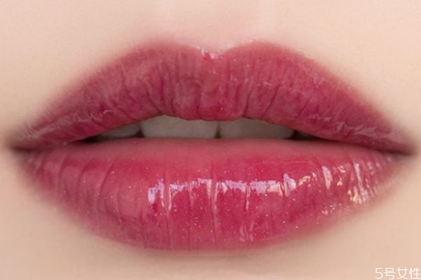 口紅涂不勻有渣怎么辦 口紅涂在唇上有渣子 口紅涂不勻有渣怎么辦 口紅涂在唇上有渣子
