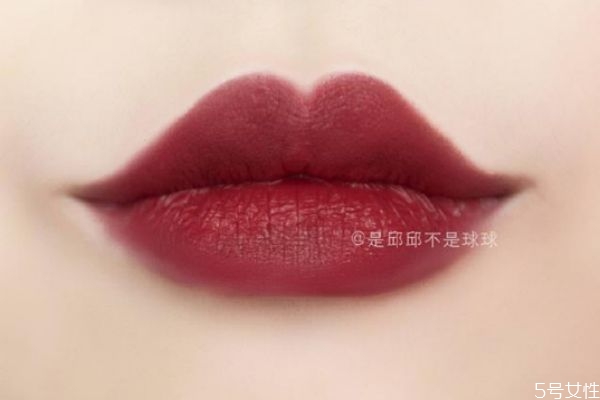 口紅為什么會卡唇紋 怎么涂口紅不卡唇紋 口紅為什么會卡唇紋 怎么涂口紅不卡唇紋