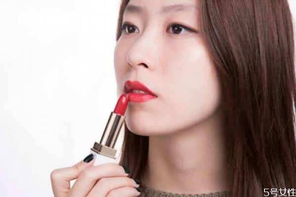 45歲選什么顏色口紅 適合素顏媽媽的口紅 45歲選什么顏色口紅 適合素顏媽媽的口紅