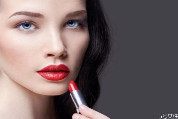 口紅是橫著涂還是豎著涂 怎么豎著涂口紅 口紅是橫著涂還是豎著涂 怎么豎著涂口紅