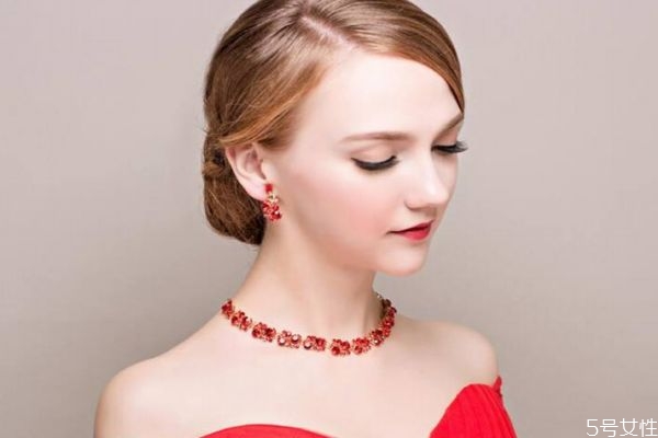 項(xiàng)鏈和衣服怎么搭 百搭的項(xiàng)鏈有什么 項(xiàng)鏈和衣服怎么搭 百搭的項(xiàng)鏈有什么