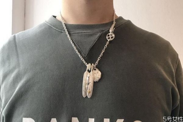 項(xiàng)鏈和衣服怎么搭 百搭的項(xiàng)鏈有什么 項(xiàng)鏈和衣服怎么搭 百搭的項(xiàng)鏈有什么