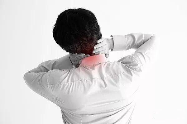 低頭脖子疼是怎么回事 如何預(yù)防低頭脖子疼 低頭脖子疼是怎么回事 如何預(yù)防低頭脖子疼