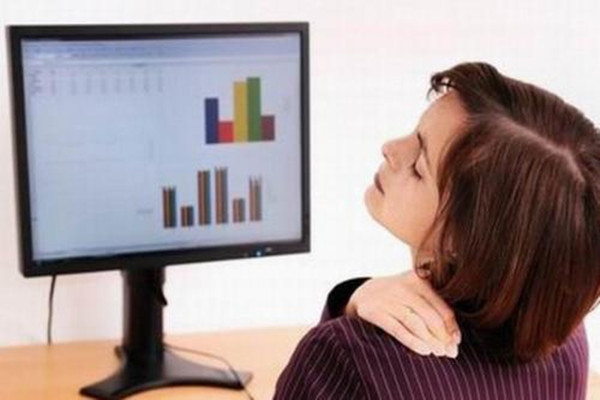 低頭脖子疼是怎么回事 如何預(yù)防低頭脖子疼 低頭脖子疼是怎么回事 如何預(yù)防低頭脖子疼