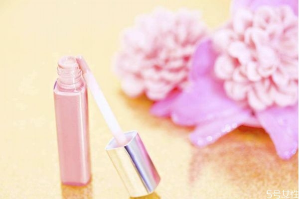 唇彩和口紅哪個(gè)危害小 唇彩是什么做的 唇彩和口紅哪個(gè)危害小 唇彩是什么做的