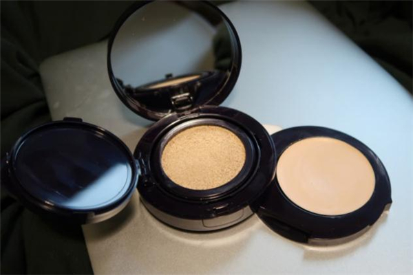 雅詩蘭黛沁水氣墊好用嗎 沁水氣墊和dw氣墊哪個(gè)好用 雅詩蘭黛沁水氣墊好用嗎 沁水氣墊和dw氣墊哪個(gè)好用