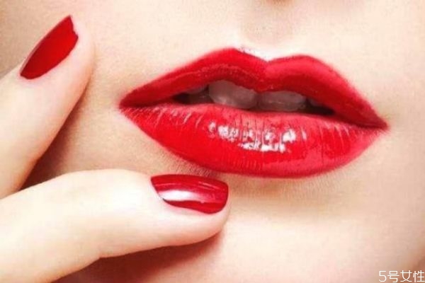新口紅第一次從哪邊涂 新口紅第一次怎么用 新口紅第一次從哪邊涂 新口紅第一次怎么用