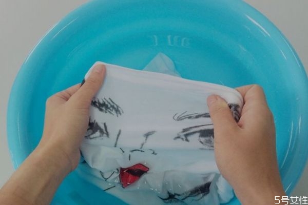 番茄汁弄衣服上怎么洗 清洗衣服污漬的技巧有什么 番茄汁弄衣服上怎么洗 清洗衣服污漬的技巧有什么