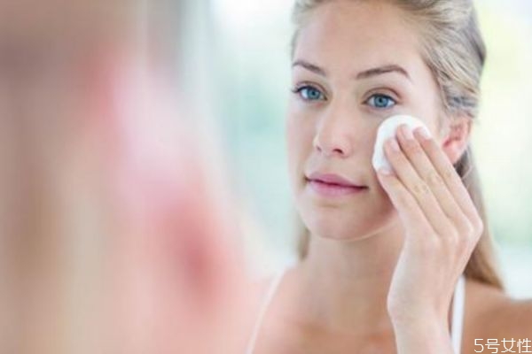 沒有卸妝棉用什么代替 可以直接用手涂卸妝水嗎 沒有卸妝棉用什么代替 可以直接用手涂卸妝水嗎