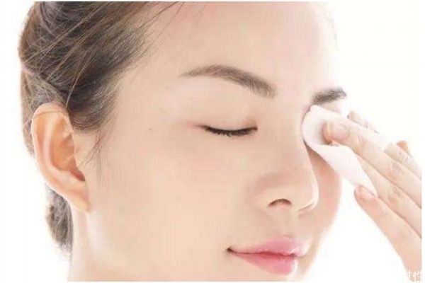 沒有卸妝棉用什么代替 可以直接用手涂卸妝水嗎 沒有卸妝棉用什么代替 可以直接用手涂卸妝水嗎