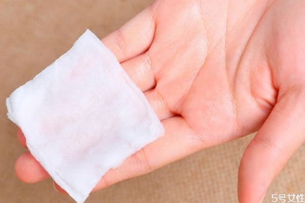 水必須用化妝棉嗎 涂化妝水用手好還是化妝棉好 水必須用化妝棉嗎 涂化妝水用手好還是化妝棉好