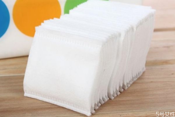 用化妝棉擦臉好嗎 洗完臉能用化妝棉擦干嗎 用化妝棉擦臉好嗎 洗完臉能用化妝棉擦干嗎