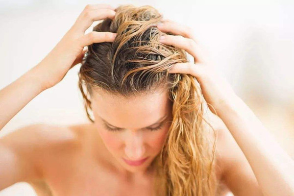 頭發(fā)油怎么洗頭發(fā)好 頭發(fā)油用什么類(lèi)型的洗發(fā)水好