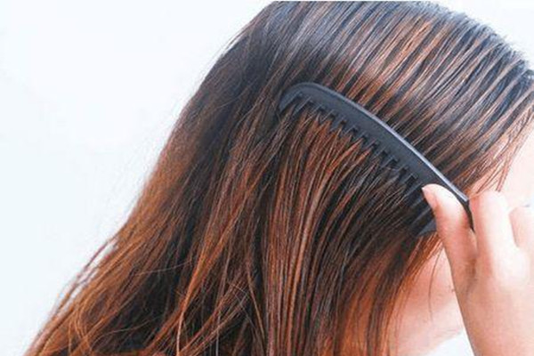 頭發(fā)油怎么洗頭發(fā)好 頭發(fā)油用什么類(lèi)型的洗發(fā)水好