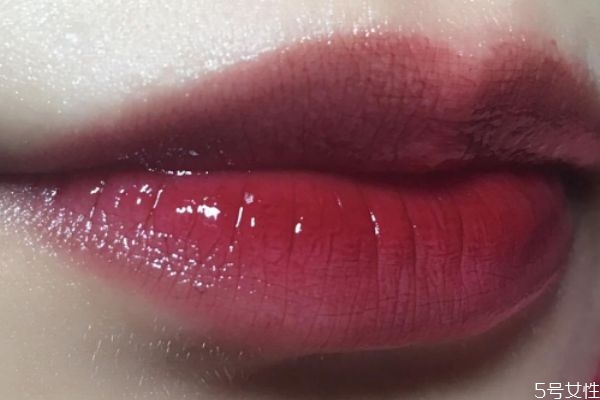 唇釉結(jié)塊是什么原因 唇釉為什么會(huì)結(jié)塊 唇釉結(jié)塊是什么原因 唇釉為什么會(huì)結(jié)塊