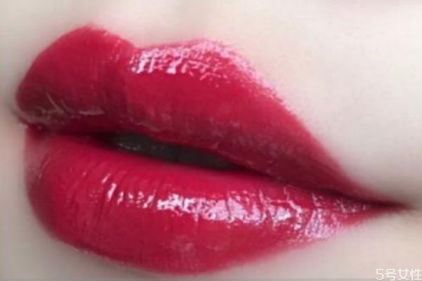 唇釉結(jié)塊是什么原因 唇釉為什么會(huì)結(jié)塊 唇釉結(jié)塊是什么原因 唇釉為什么會(huì)結(jié)塊