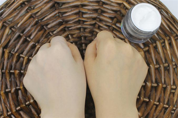 御泥坊素顏霜多少錢(qián)一瓶 御泥坊v7素顏霜價(jià)格